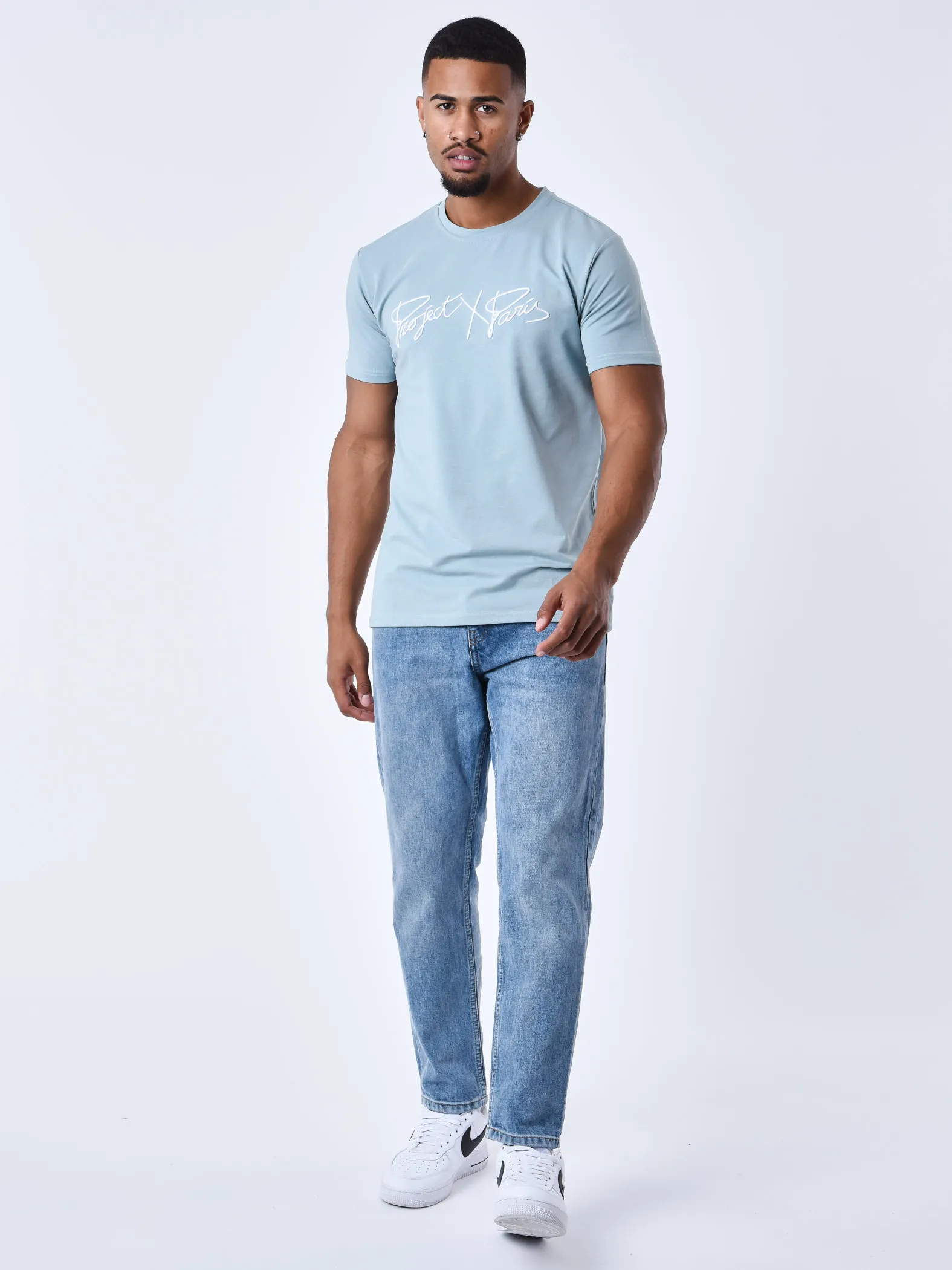 Camiseta básica con logotipo bordado