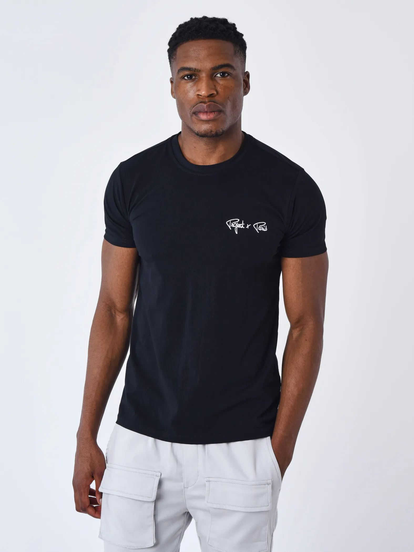 Camiseta con logotipo bordado