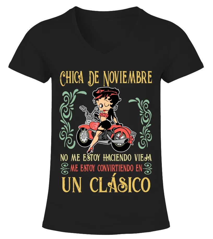 Chica de Noviembre, no me estoy haciendo vieja, me estoy convirtiendo en un clá… Camiseta cuello pico Mujer