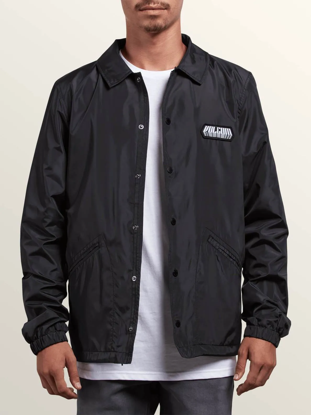 Cortavientos VOLCOM Chaqueta ligera hombre BREWS COACH – BLACK Ref. A1531801 negra básica botones