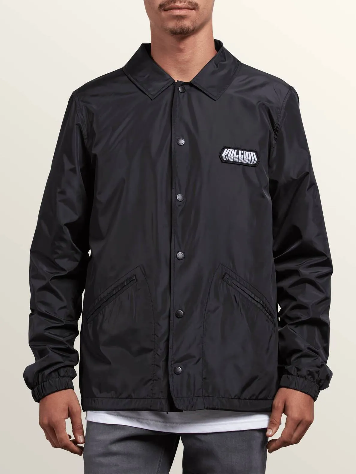 Cortavientos VOLCOM Chaqueta ligera hombre BREWS COACH – BLACK Ref. A1531801 negra básica botones